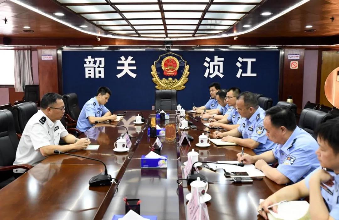 武江分局召开了座谈,会上,谢超武同志听取了两地公安机关负责同志就"