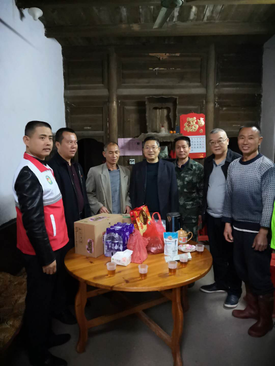 慰问组到乐昌三溪镇大坪头村贫困户陈全生家慰问
