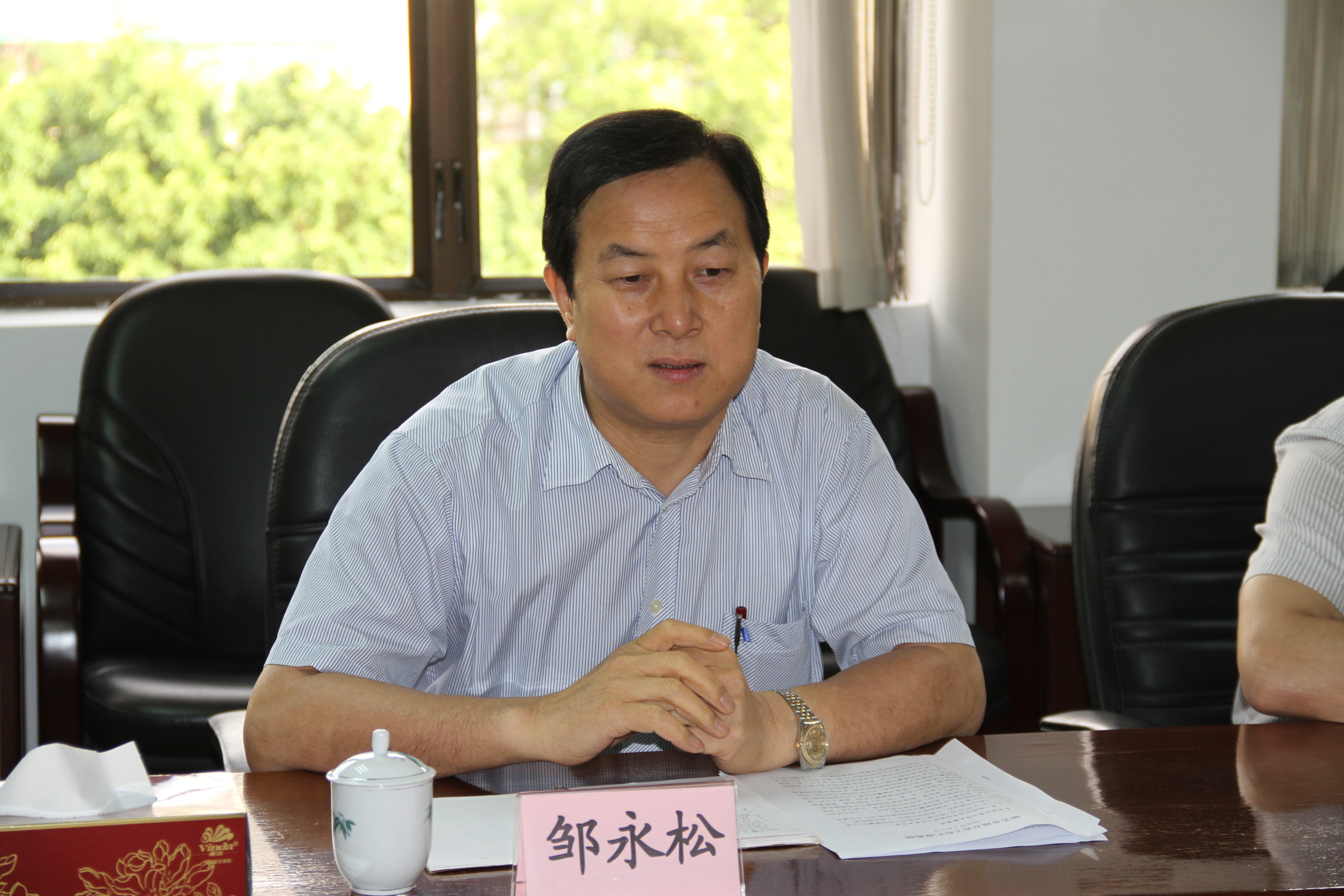 韶关市副市长邹永松在座谈会上发表讲话(邓培雄 摄)省地方志办信息处