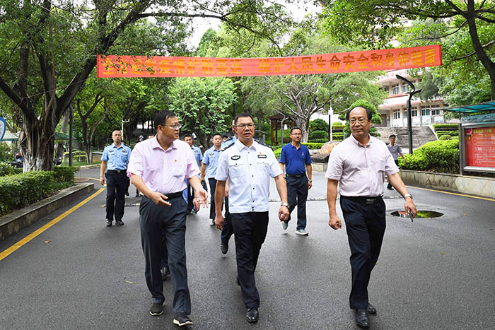 副市长公安局长谢超武到市区检查督导高考安保工作