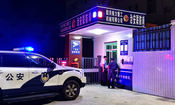 韶关新区民警夜间巡逻至辖区企业.jpg