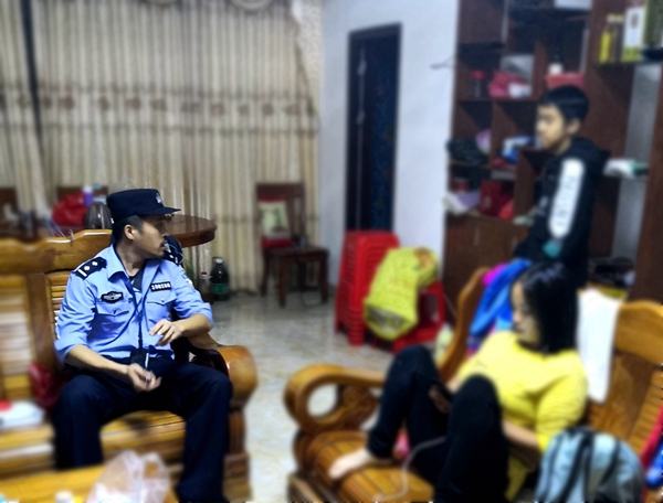 新区民警上门调解母子间的纠纷.jpg
