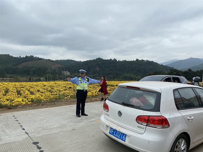 交警指挥进入景区车辆_副本.jpg