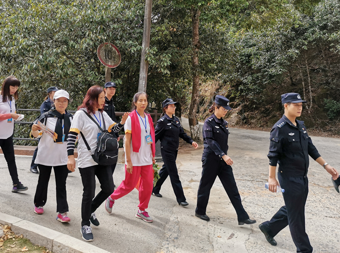 民警在帽子峰景区巡逻_副本.jpg