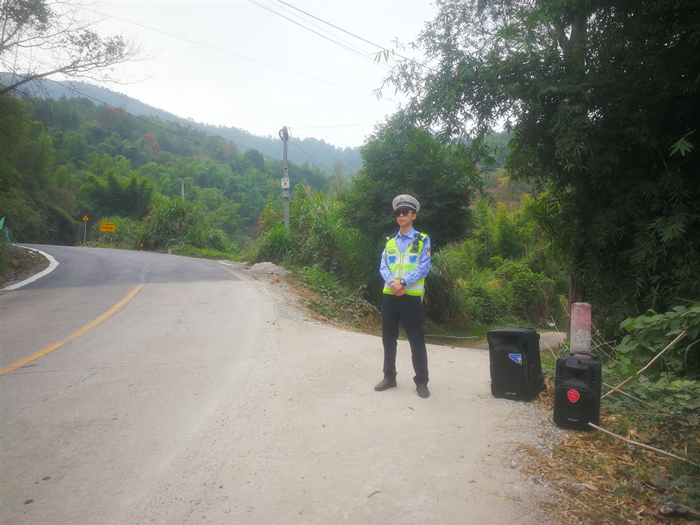 在景区危险路段放置移动小喇叭音响，循环播放交通安全提示。1_副本.jpg
