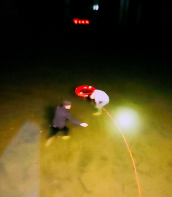 建设路所救起轻生男1_副本.jpg