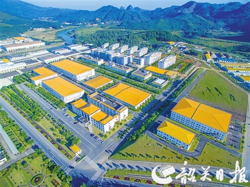 韶关生态环境优良、医药工业基础雄厚、医护教育资源丰富，对发展医药健康产业具有资源优势，为发展医药健康产业集群区奠定了基础。图为东阳光药业公司。.jpg