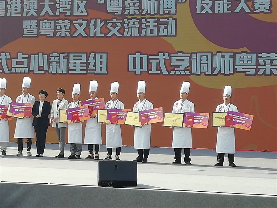 获奖选手领奖.jpg