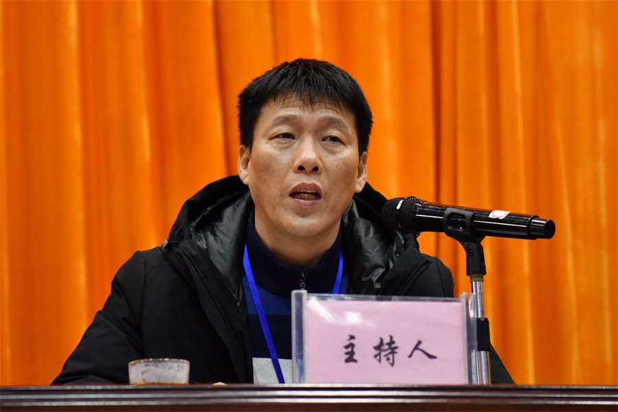 2黎兴主任主持会议.JPG