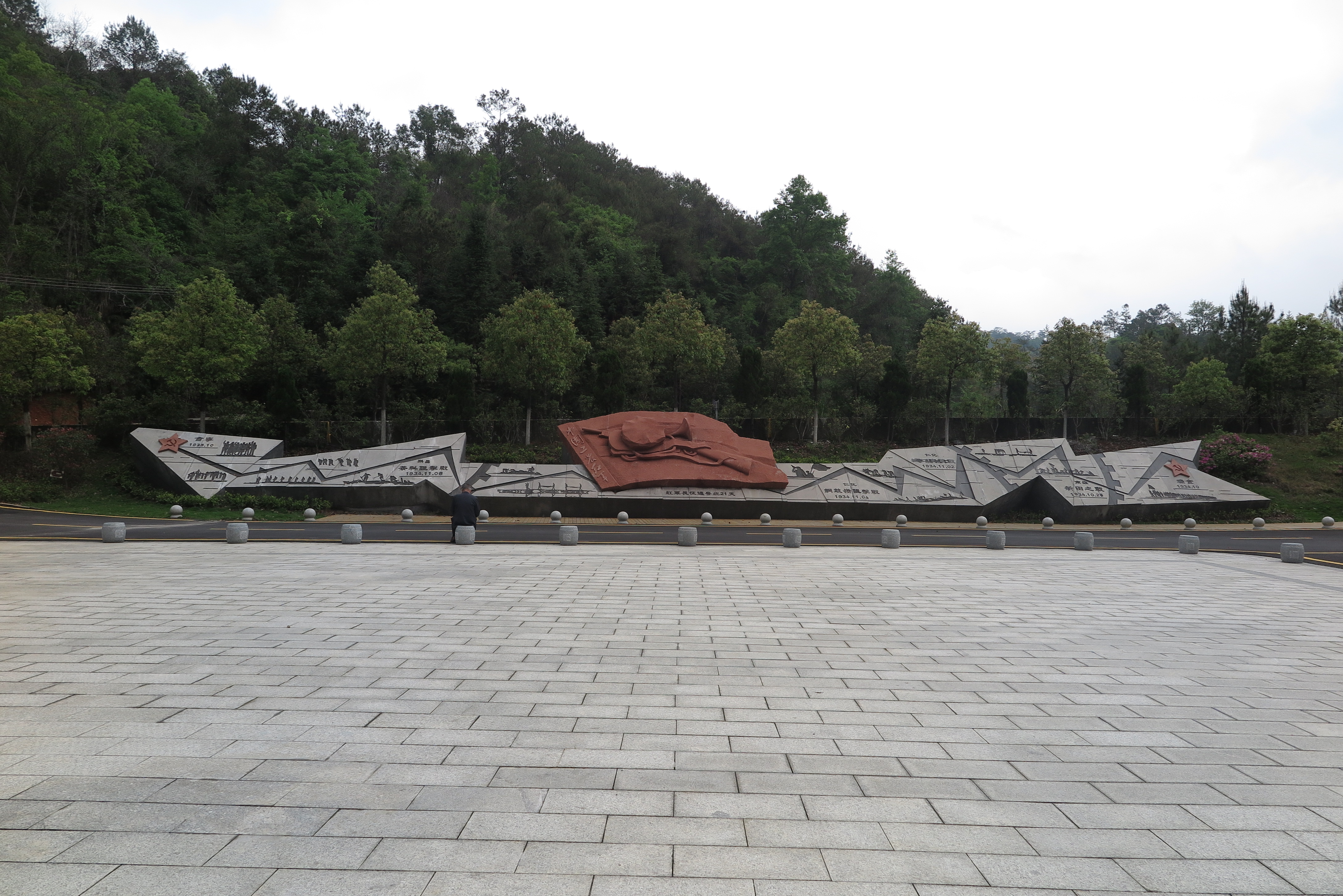 铜鼓岭红军纪念园广场部分雕塑.png