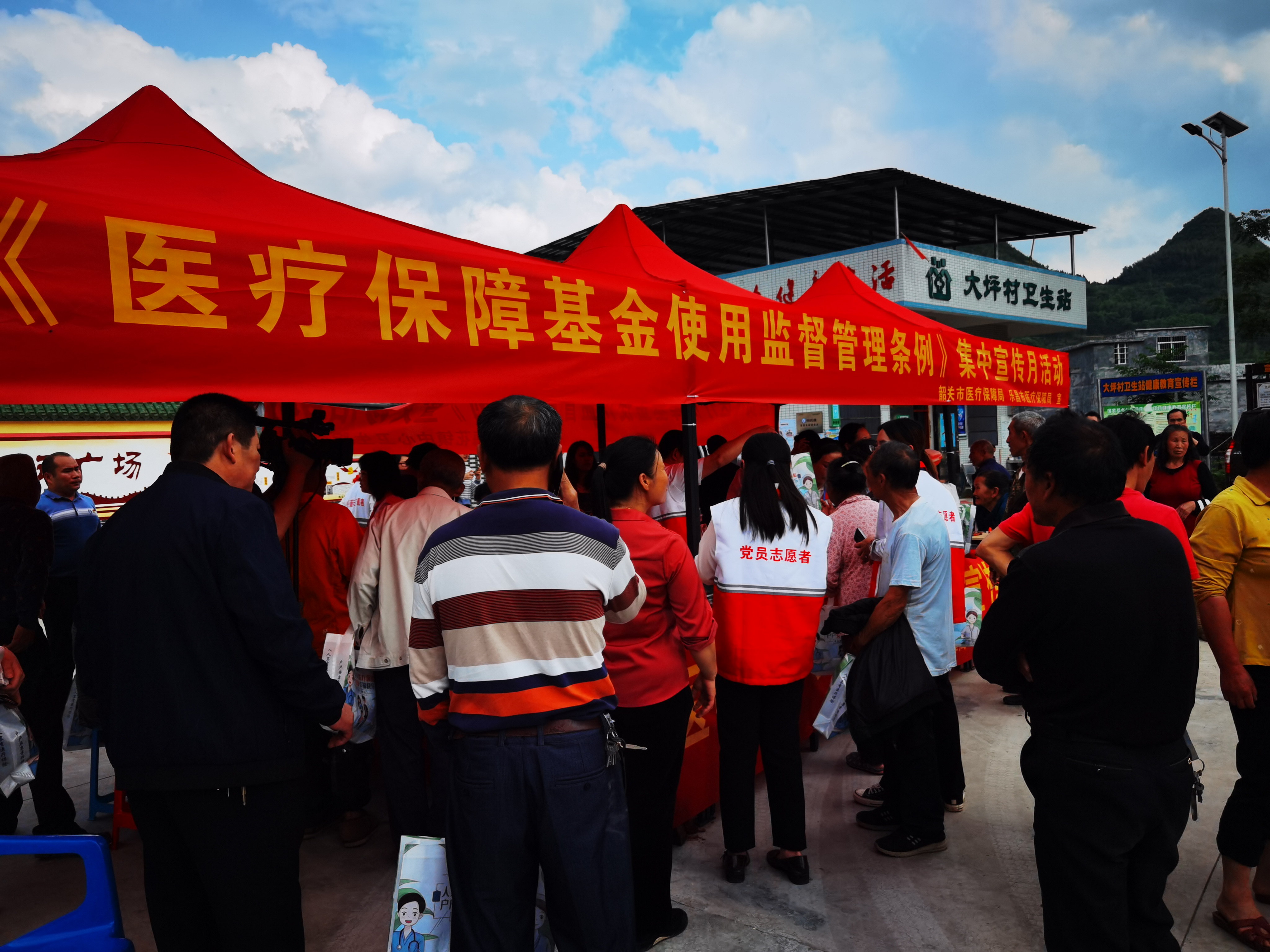 市医保局走进基层开展“我为群众办实事”实践活动1.jpg