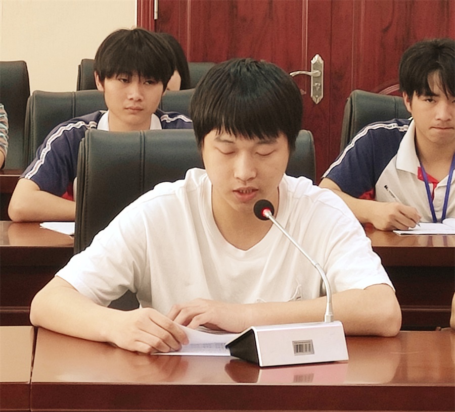 教练代表邹翔老师发言（裁掉左右）.jpg