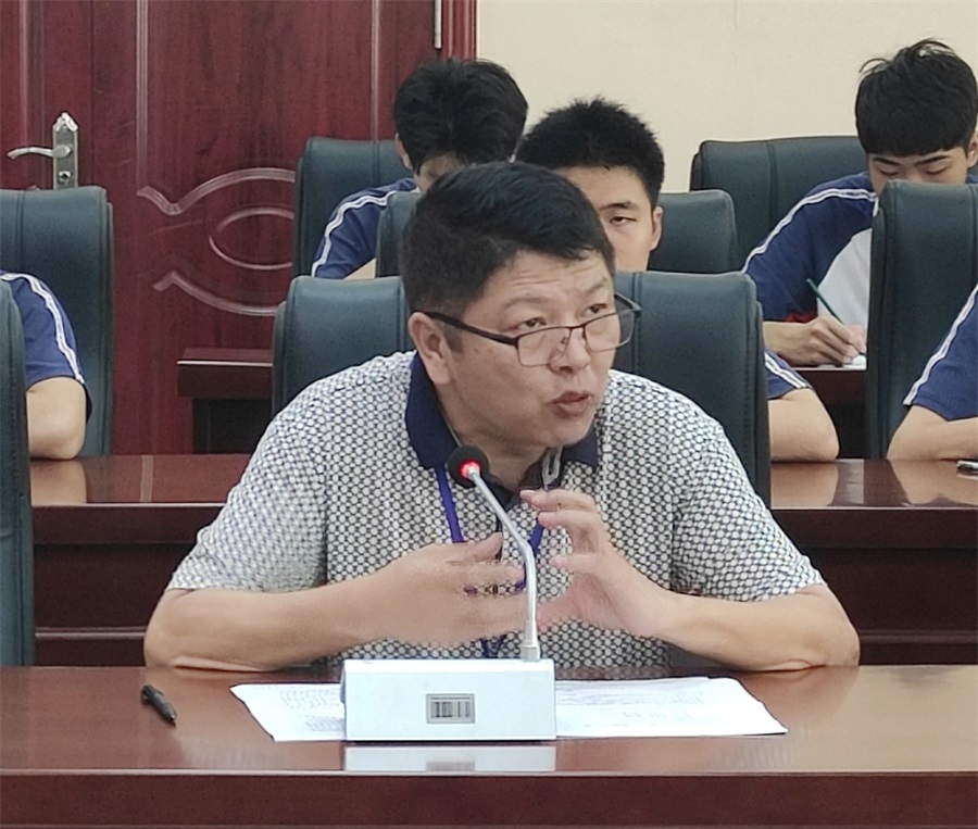 教务科陈伟明科长在主持会议时对2021年的参赛工作进行分析。（裁掉左右）.jpg