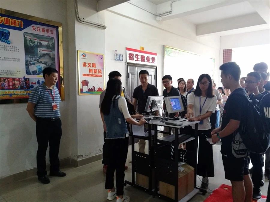 图三（考生通过人脸识别系统入场）.jpg