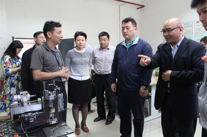 3、国家级技能大师陈洁训向调研组一行介绍大师工作室自制的教学模型.JPG