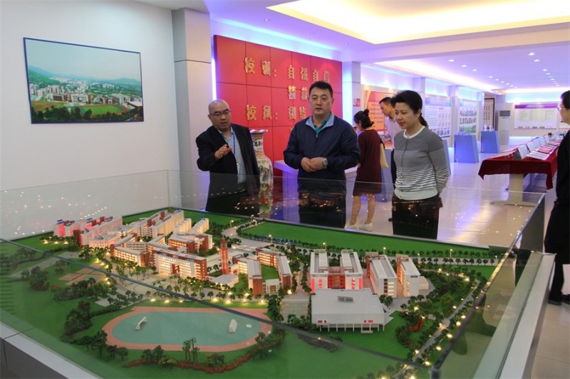 1、调研组一行参观我院展览室.JPG