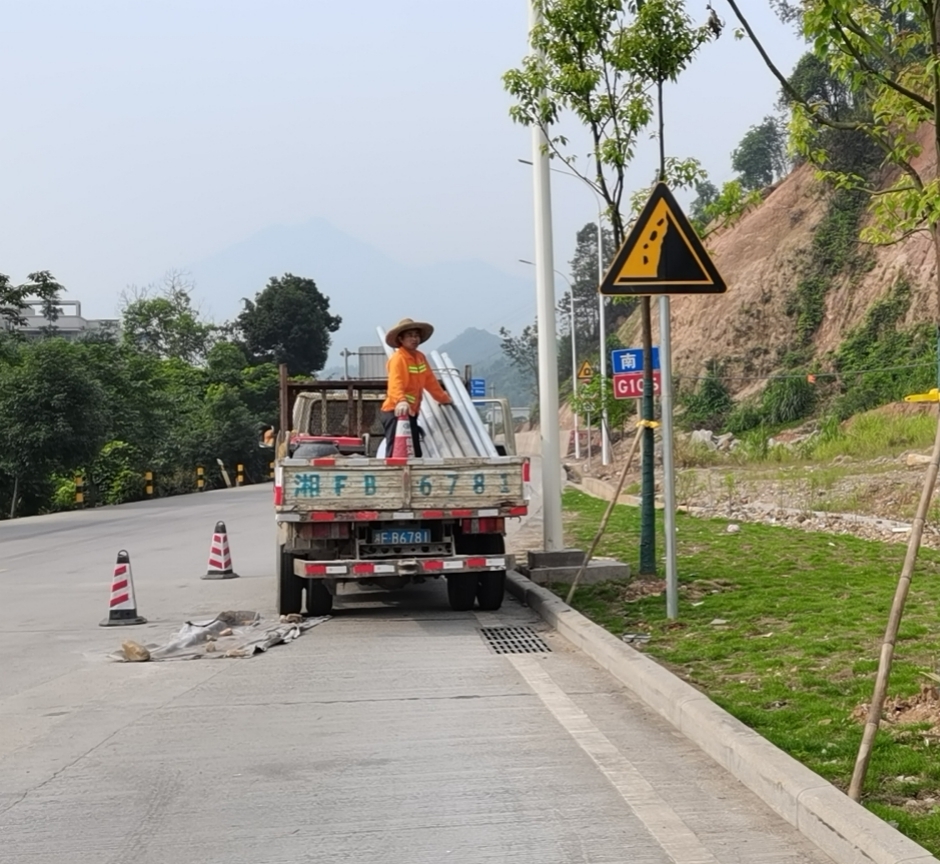 G106线2220+950-2228+550段大宝山路段设置安全标志.jpg