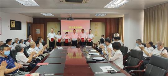 党组成员、副局长王卫军为优秀共产党员颁发荣誉证书.jpg