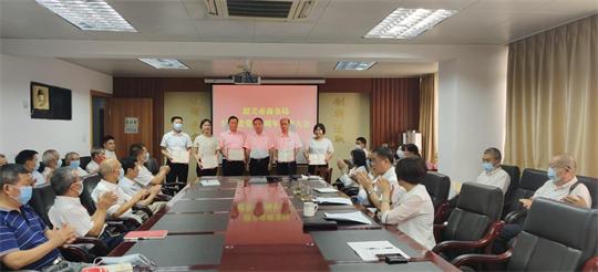 党组成员、副局长王卫军为优秀共产党员颁发荣誉证书2.jpg