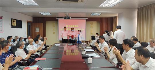 党组成员、副局长李秋雯同志为优秀党务工作者颁发荣誉证书.jpg