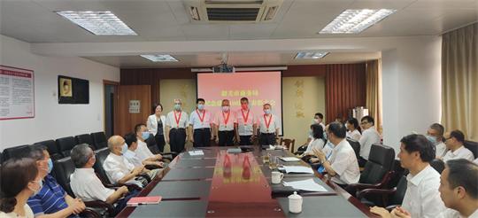 党组书记、局长张雯为老党员颁发“光荣在党50年”纪念章.jpg