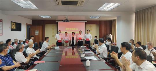 党组书记、局长张雯为七月份入党的党员赠送“政治生日”贺卡.jpg