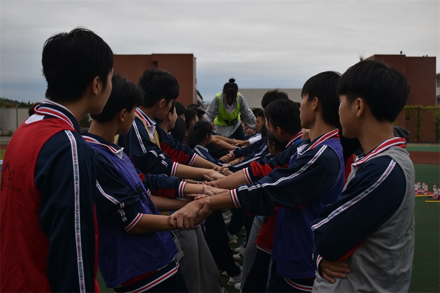 09搭人桥，闯难关。.JPG