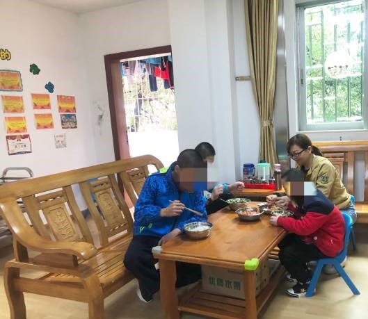 1.吴秋萍和孩子在一起。.jpg