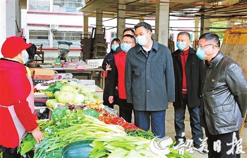 红军书记检查疫情.jpg
