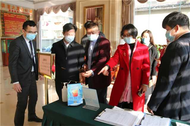 浈江区委副书记、区长鲁锦锋一行在维也纳酒店.JPG