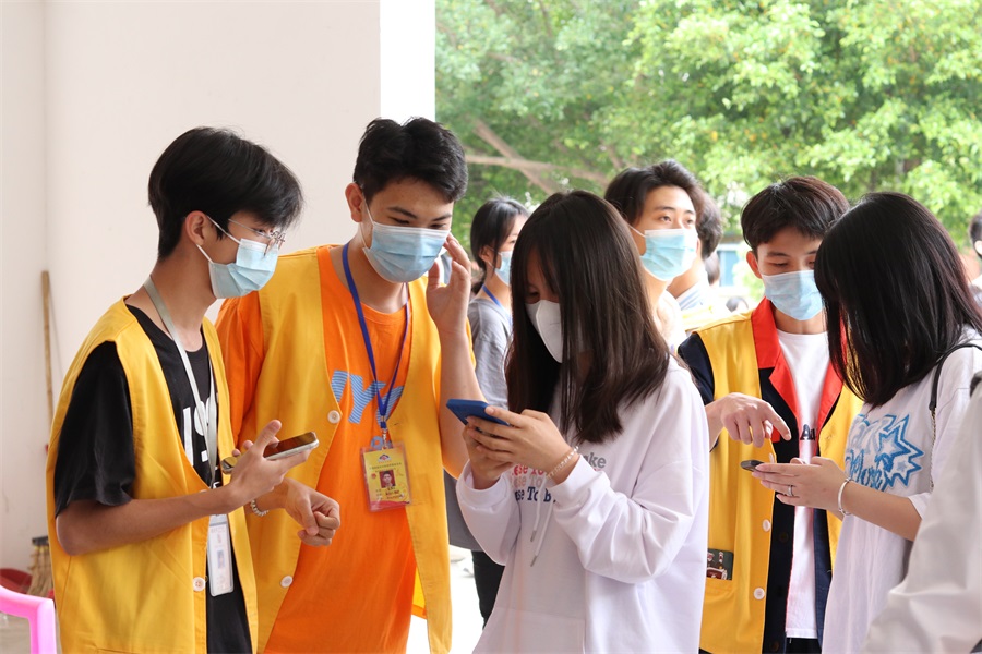 学生志愿者引导师生进行核酸检测。.JPG