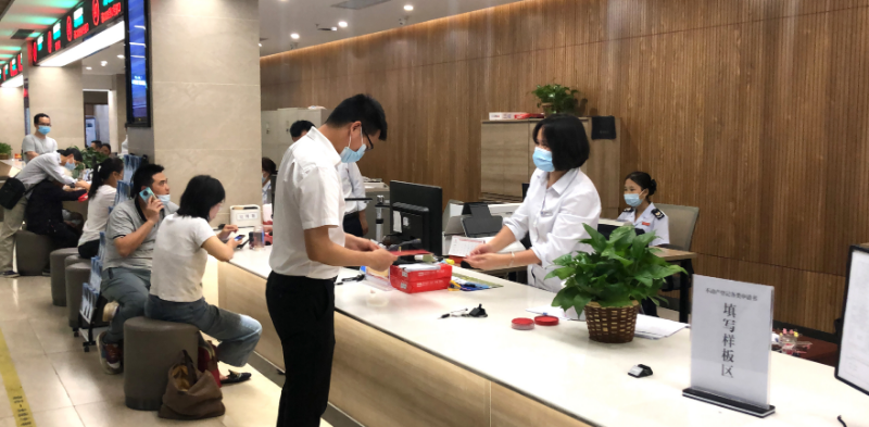 曲江区发出首本“交地即发证”不动产权证书调整.jpg