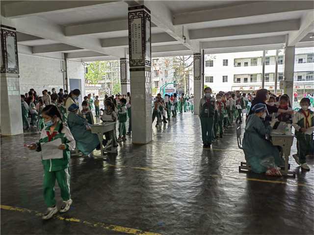 浈江区：对10万多名学生和教职工开展全员核酸检测.jpg