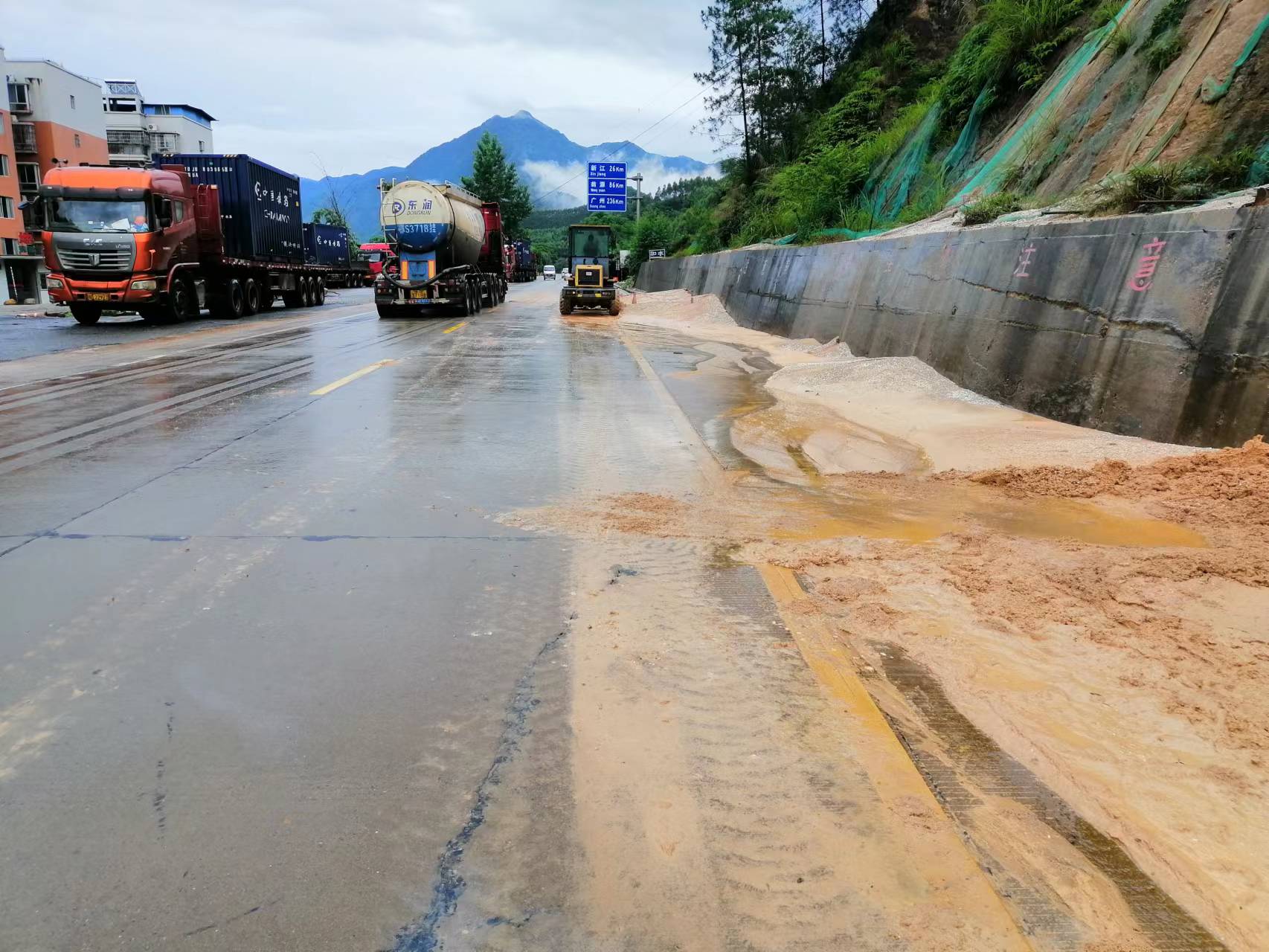 多措并举防汛备汛保障公路安全度汛韶关市曲江公路事务中心抢险保通