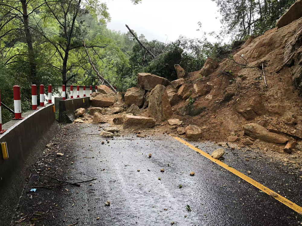 暴雨致省道交通中断乐昌公路事务中心全力抢通