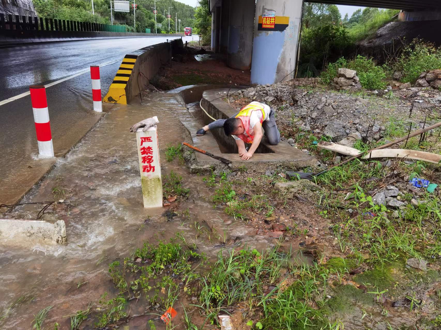 欧志伟伏地清理沟渠引流排洪.jpg