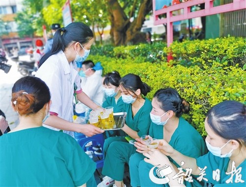 爱心企业为医护人员送凉茶.jpg