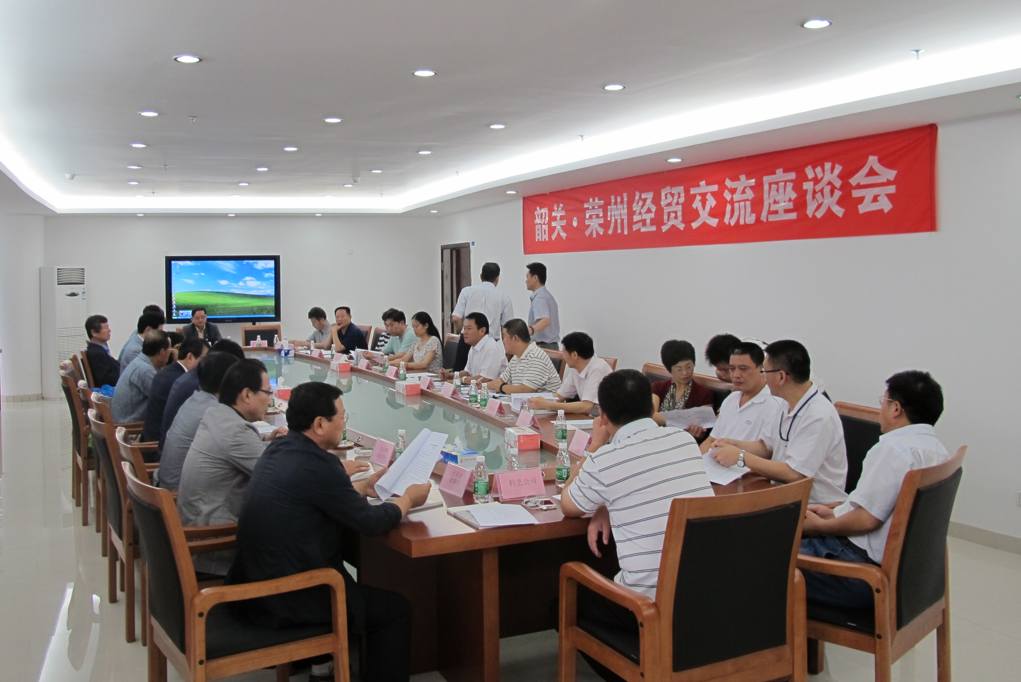 2012年6月，荣州商会考察团与我市企业交流座谈.jpg