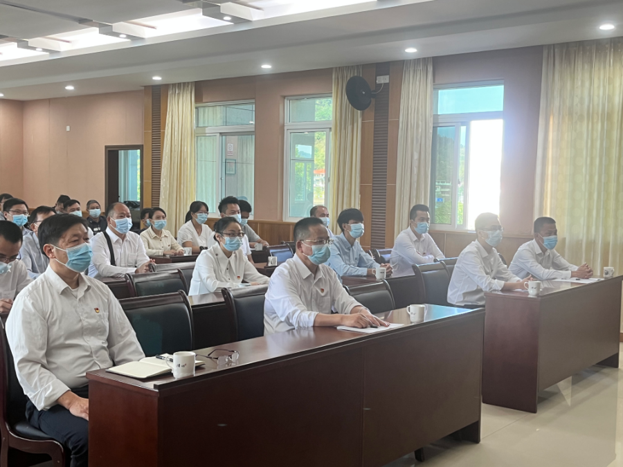 仁化县自然资源局组织收听收看中国共产党第二十次全国代表大会开幕会2.jpg