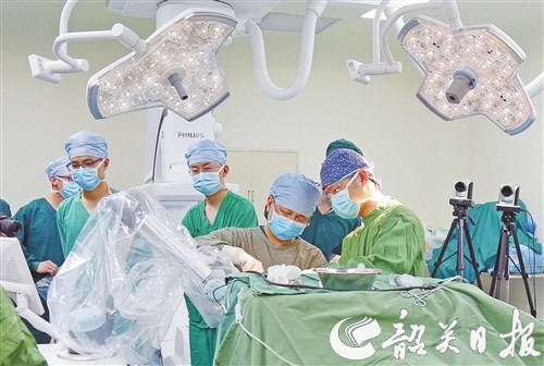 京韶两地专家跨越1700公里携手救治脑出血患者广东首例“5G+机器人”远程神经外科手术在韶关完成