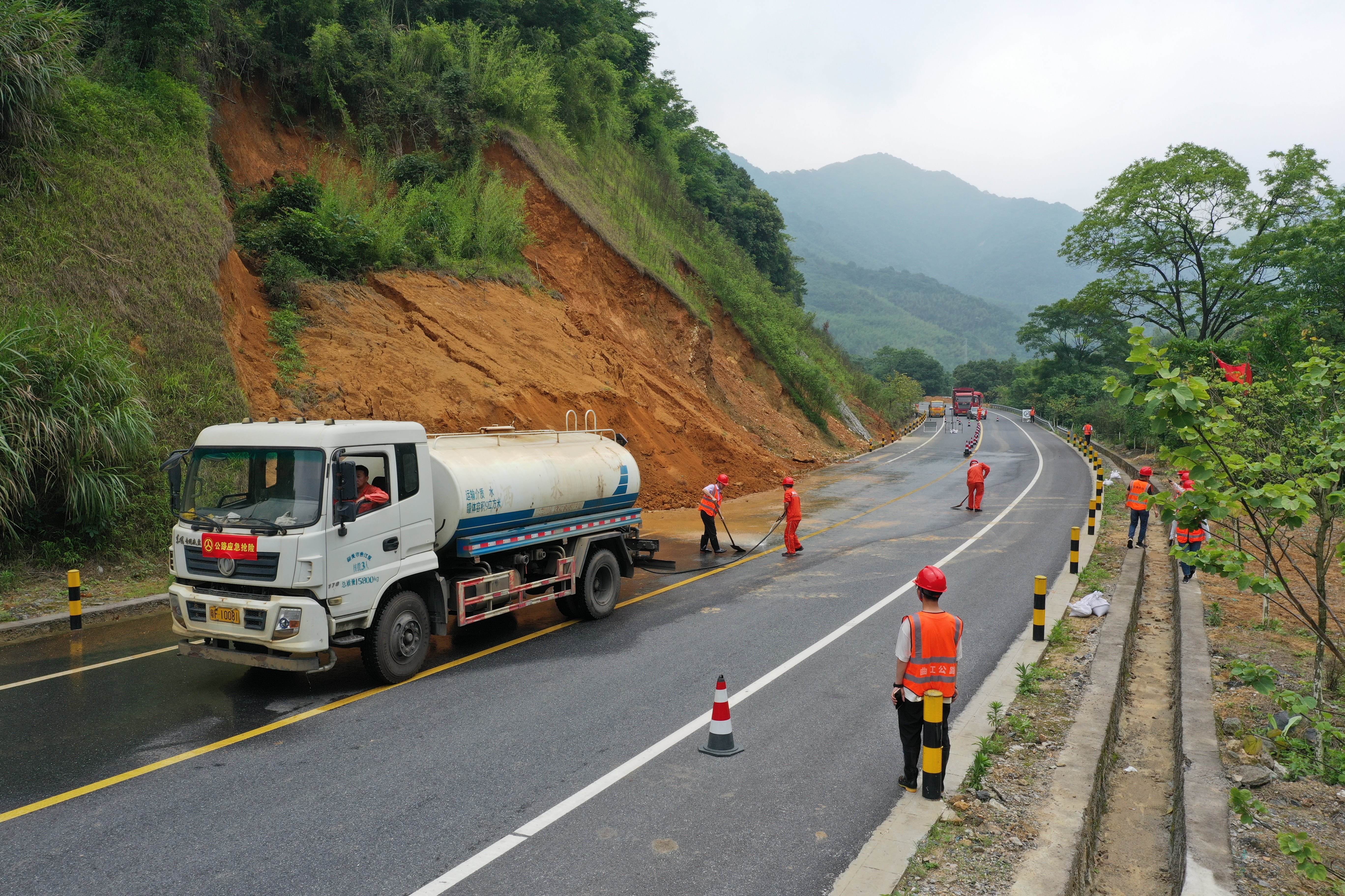 洒水车及人工配合清洗路面.JPG