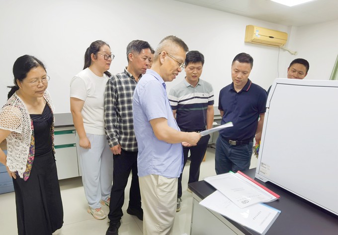 图2：评审组现场查看实验室.jpg