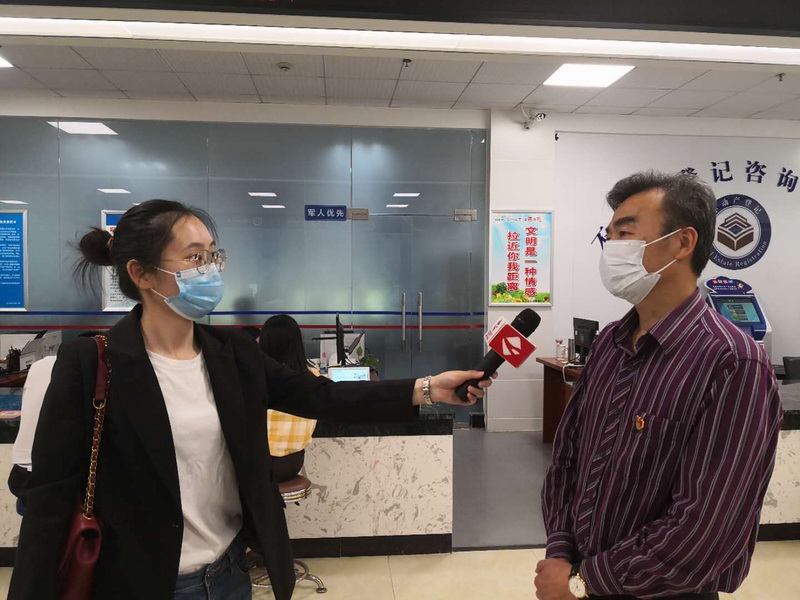市不动产登记中心主任林基津同志向新闻媒体介绍我市不动产登记服务新举措.jpg