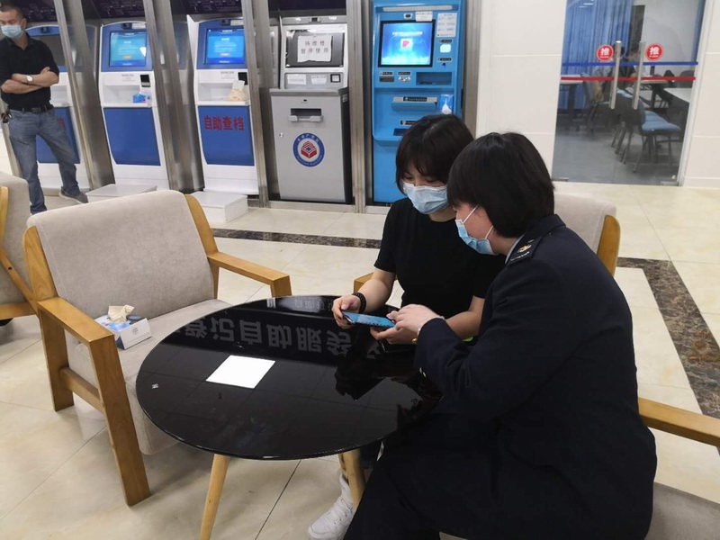 现场指引企业代表使用“网办”平台.jpg