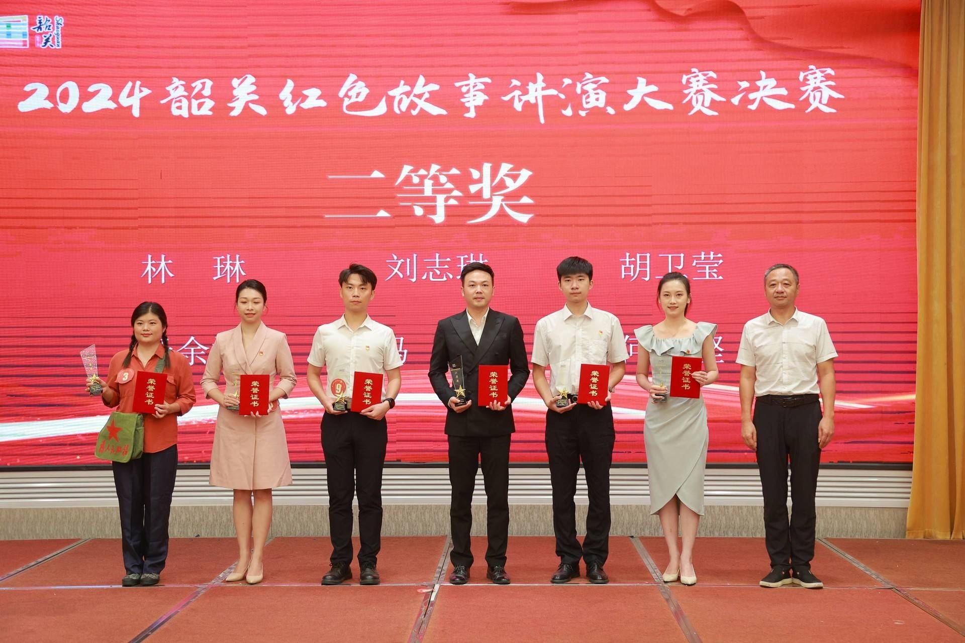 市委宣传部二级调研员唐继华为荣获二等奖的选手颁奖.jpeg