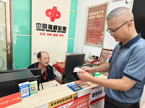 图为韶关市民政局领导与业主交谈，了解经营状况.jpg