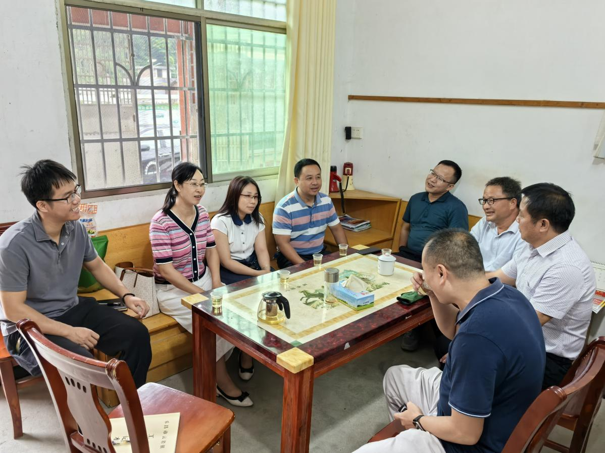 韶关市档案馆副馆长巢飞鸣一行在选家洞村委会座谈交流.png