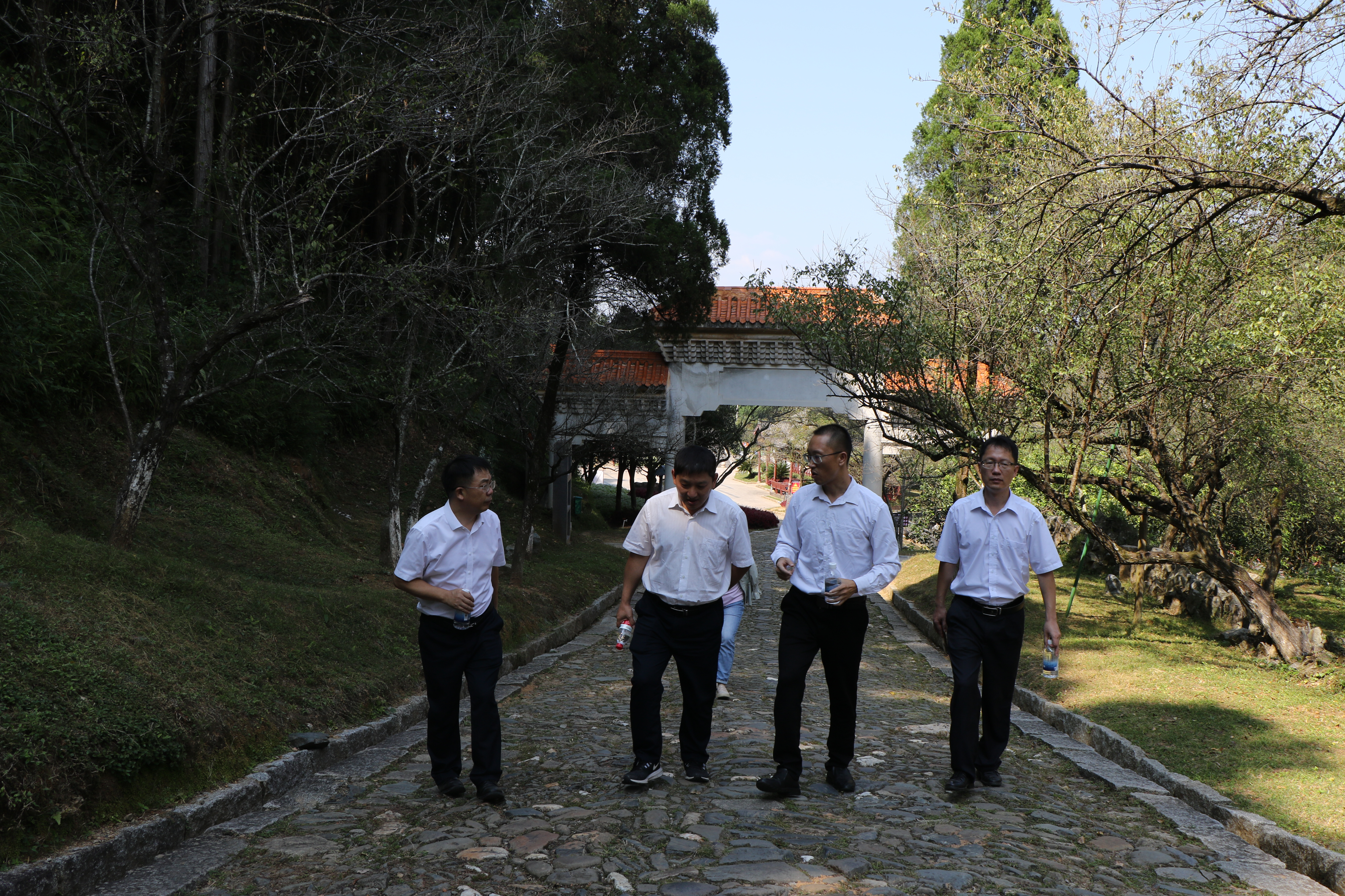 调研梅关古道大余段.JPG