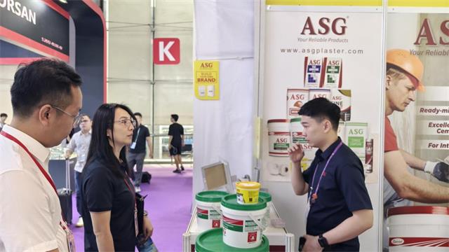 图为市商务局工作人员向外资参展企业开展政策宣传.jpg
