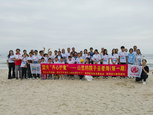海边合照.jpg